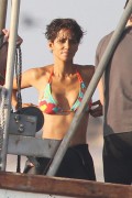halle-berry-bikini-02 (1)