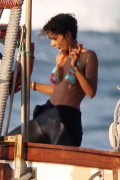 halle-berry-bikini-02 (3)