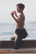 halle-berry-bikini-02 (4)
